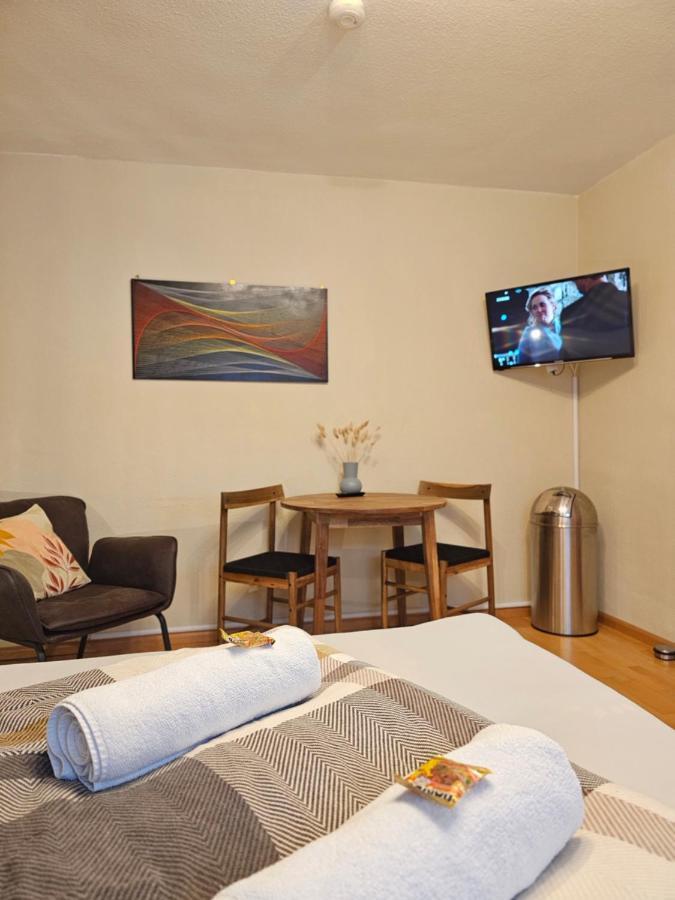 Doppelzimmer 1 I Geteiltes Bad & Kueche I Mit Dem Zug Nur 4 Min Bis Zum Hauptbahnhof Friburgo de Brisgovia Exterior foto